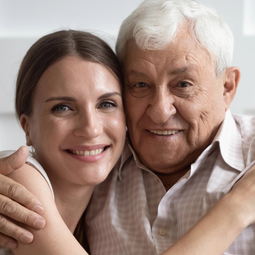 Le persone ritrovano il sorriso dopo l'installazione degli impianti dentali dai dentisti di Studio Lorello sorriso ritrovato dopo impianti dentali studio lorello